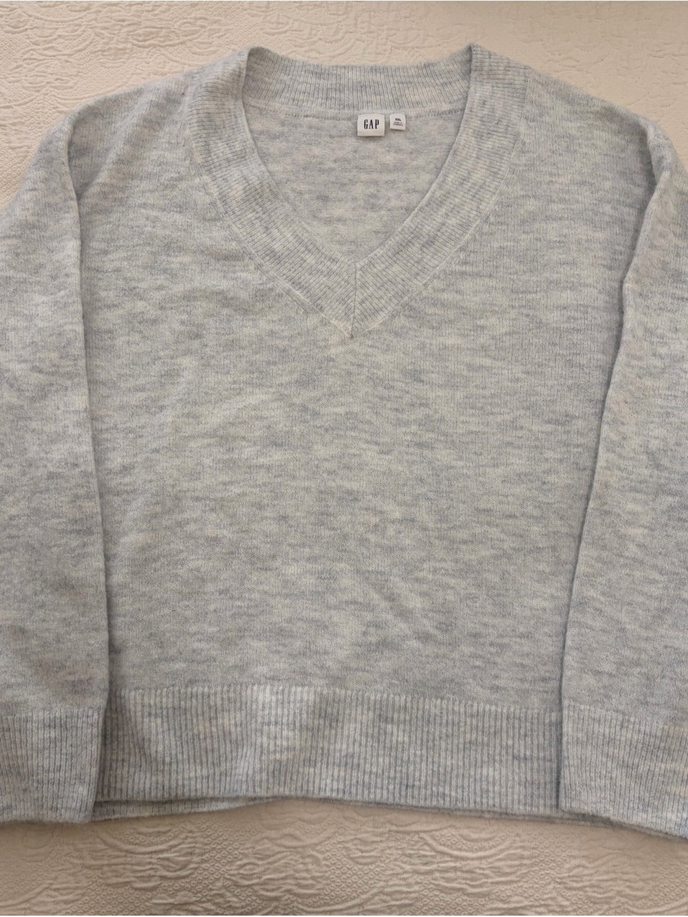 GAP Women's Heather Light Gray V-Neck Sweater XXL Super cute and versatile!